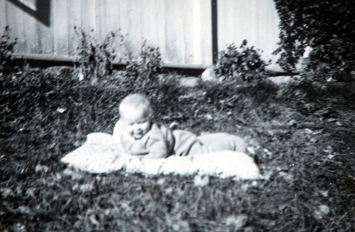 Øvre Tomter (60/1). Helge Andreas Prestrud (f. 1932) utenfor husveggen på Øvre Tomter.