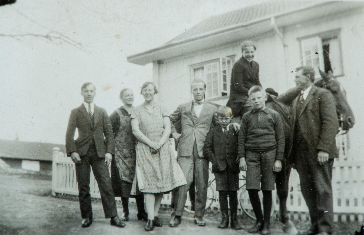 Gruppe 8. Ukjent gard i Vang. Pauline Karset (f.1906) gift Prestrud nr. 3 fra venstre. Resten ukjent.