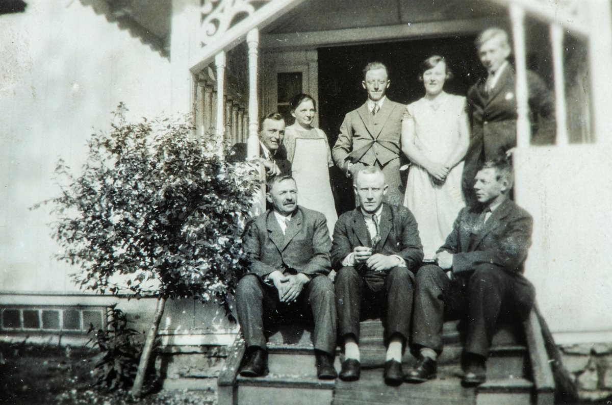 Hafsal (77/1). Gruppe 8. Bak fra venstre: ukjent, ukjent, Aage Hafsal, Pauline Karset gift Prestrud, Helge Prestrud. Foran fra venstre: Bernt Hellerud (bestyrer på Hafsal), ukjent, ukjent.