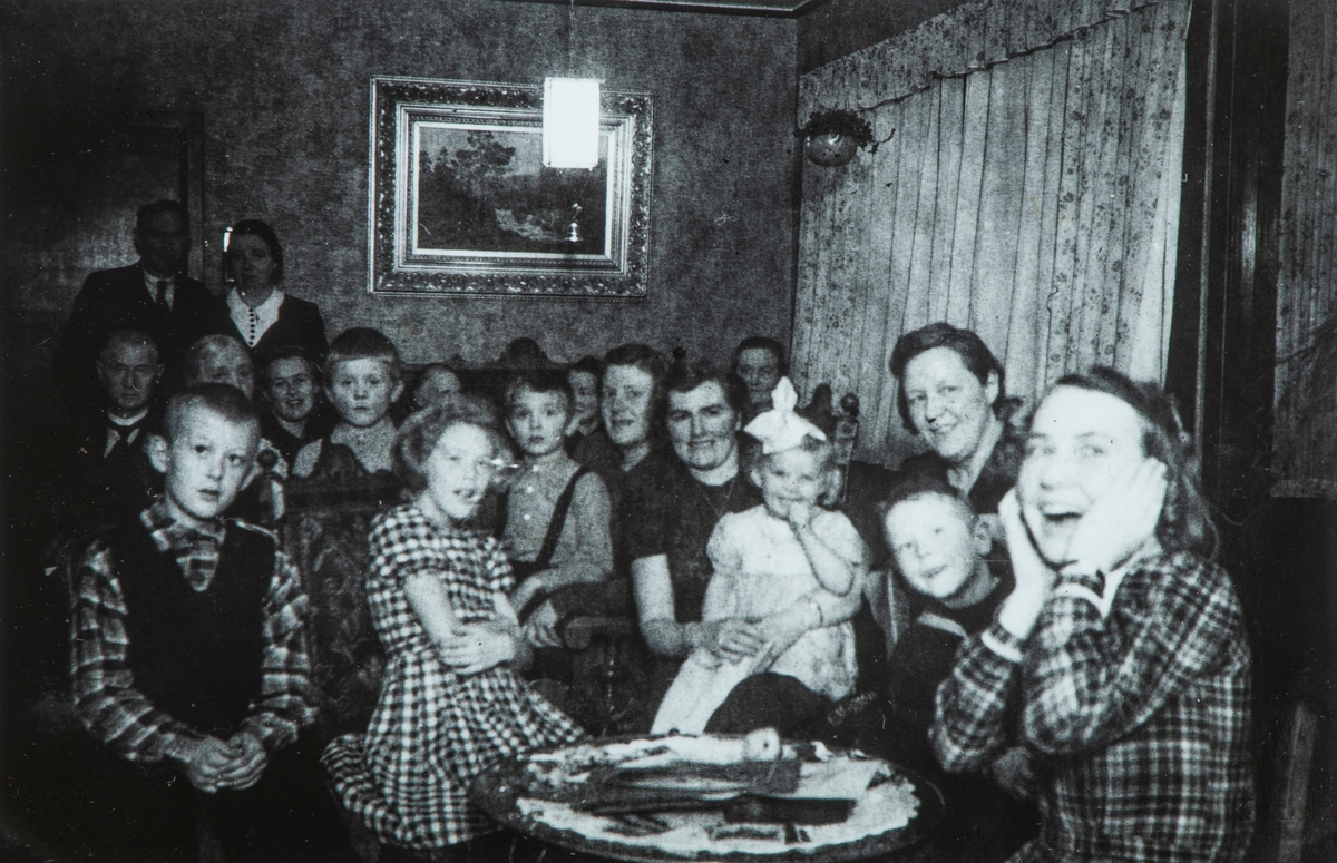Karset (63/1). Fra føderådsbygningen «Lindehuset» på Karset. Juleselskap hos Helga og Helge Karset. 
Fra venstre foran: Helge Andreas Prestrud, Helga Prestrud, Aasta Karset med Kari Helene Karset på fanget, Pauline Prestrud og Kristen Prestrud foran, Rut Anne Andresen fra Bekkelaget utenfor Oslo. Bak: Helge Karset, Helga Karset, Karen Karset, Erik Lunde, Helge Lunde, Ingeborg Lunde (f. Karset). Bakerst: Halfdan Lunde, Olea Lunde (f. Karset), halvt gjemt Kristian Lunde, Ring, ukjent, Gønner Lunde, Helge Karsets søster.