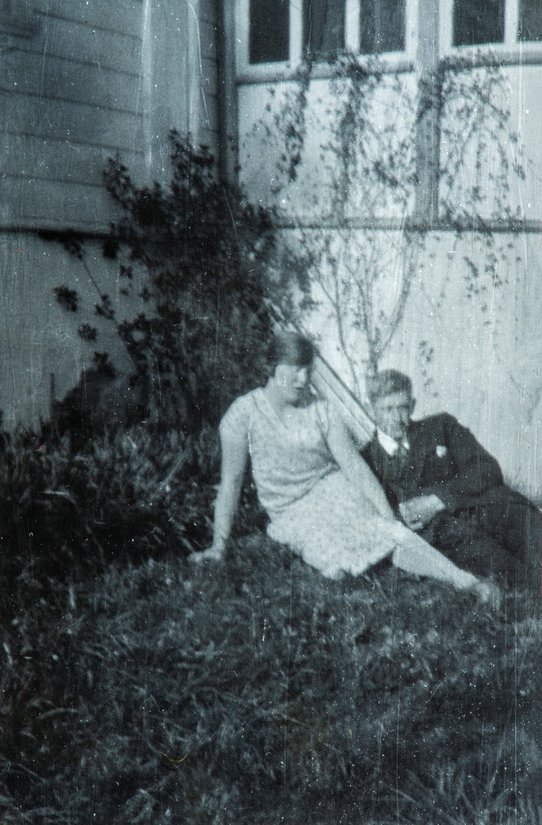 Østre Hanum (178/1) ? Pauline Karset og Helge Prestrud i 1920 åra. De ble senere gift og brukte Øvre Tomter (60/1).