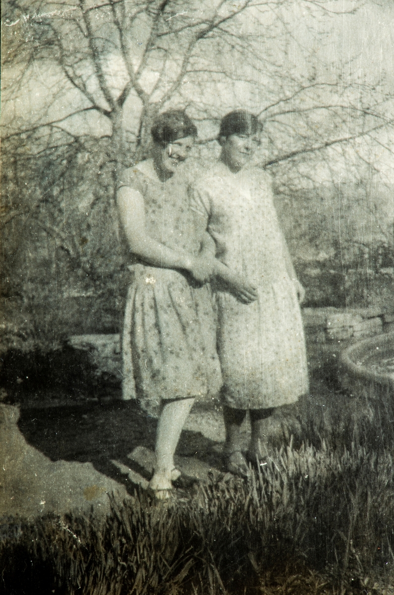 Karset (63/1). 1920 åra. To døtre på Karset.  Ingeborg Karset (f.1910) til venstre. Pauline Karset (f.1906) til høyre.