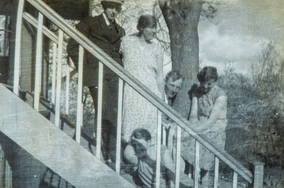 Gruppe 5. Pauline Karset og Helge Prestrud i trappen ned i hagen på Hafsal (77/1)? De ble senere gift og brukte Øvre Tomter (60/1). 1920 åra.