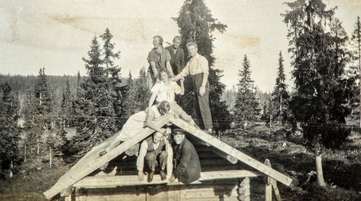 Karset (63/1).  Fra Pauline Karsets tid på Elverum husholdningsskole på mellom Houm i Heradsbygda i 1922. I 1907 ble det opprettet husholdningsskole på Østre Grundset, i 1916 flyttet til søndre Houm, i 1922 flyttet til mellom Houm og 1934 flyttet til Graff.