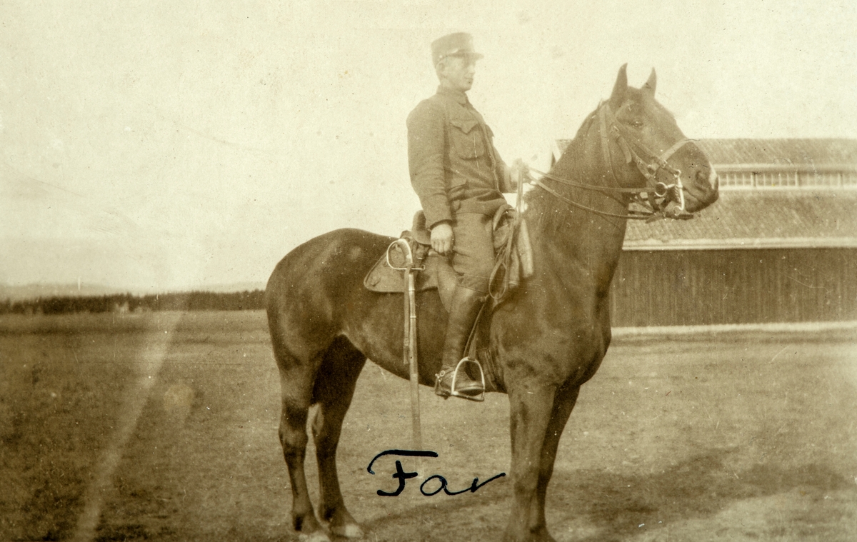 Starum på Toten. Helge Prestrud fra Østre Hanum (178/1) i Vang til hest i militærtjeneste ca. 1922. Han kjøpte Øvre Tomter (60/1) i 1920. Soldat til hest.