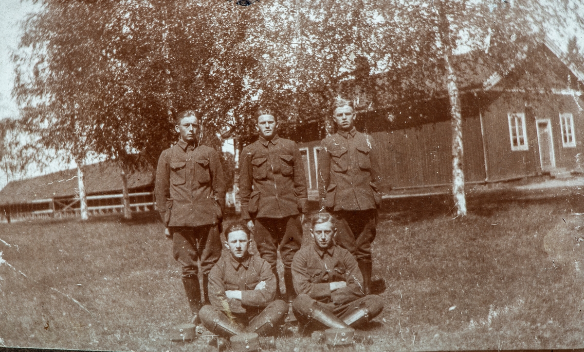 Starum på Toten. Helge Prestrud sittende til høgre i militærtjeneste ca. 1922. Han kjøpte Øvre Tomter (60/1) i Vang i 1920.