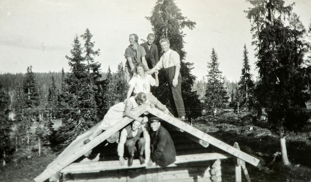 Karset (63/1).  Fra Pauline Karsets tid på Elverum husholdningsskole på mellom Houm i Heradsbygda i 1922. I 1907 ble det opprettet husholdningsskole på Østre Grundset, i 1916 flyttet til søndre Houm, i 1922 flyttet til mellom Houm og 1934 flyttet til Graff.