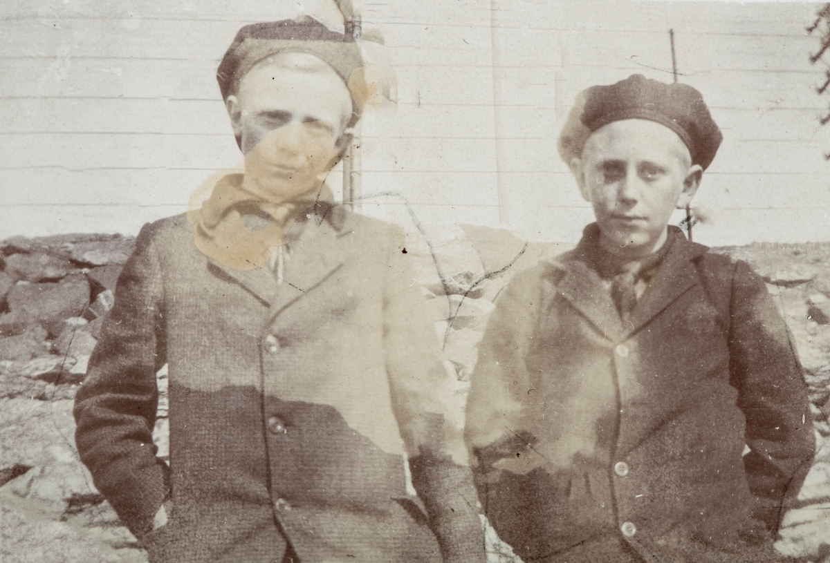 Øvre Tomter (60/1). Helge Prestrud gikk på Jønsberg landbruksskole før 1920.  Helge til høyre. Ukjent.