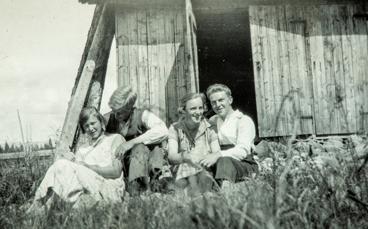 Fra Rabstadsetra på Lavlia. F.v: Pauline Karset, gift Prestrud, Helge Prestrud, to ukjente.