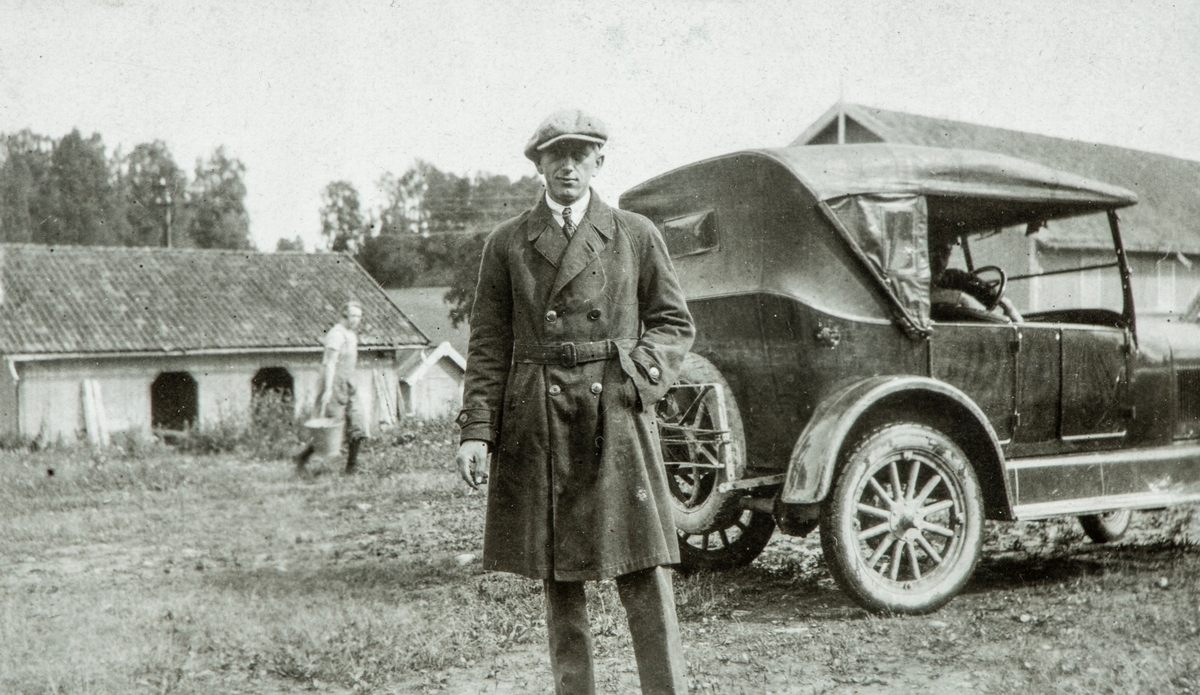 Hol Nordre (64/1). Helge Prestrud og bilen på Hol gård. Hans søster Kitty ble gift med Helge Hafsahl Karset på Hol. Bil fra 1. halvdel av 20-tallet.