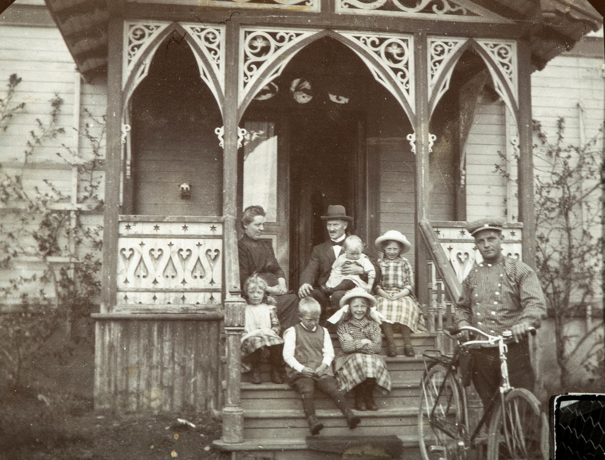 Karset (63/1). Familien på Karset i brukeren Helge Karsets tid. Foran f.v: Ingeborg, Kristian, Olea. Fra venstre bak: mor Helga, far Helge med Håkon på fanget, Pauline. Til høyre står gardskar Nikolai Larsen Karseth.