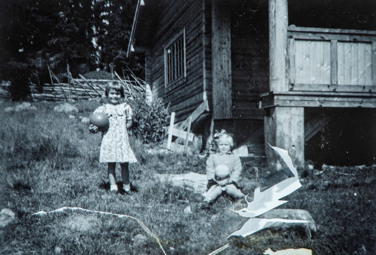 Øvre Tomter (60/1). Fra hytta på Bringbu. Hytta er gjenbygd etter at tyskerne tente på hytta i 1944. Ragnhild Prestrud med venninne ca. 1950.