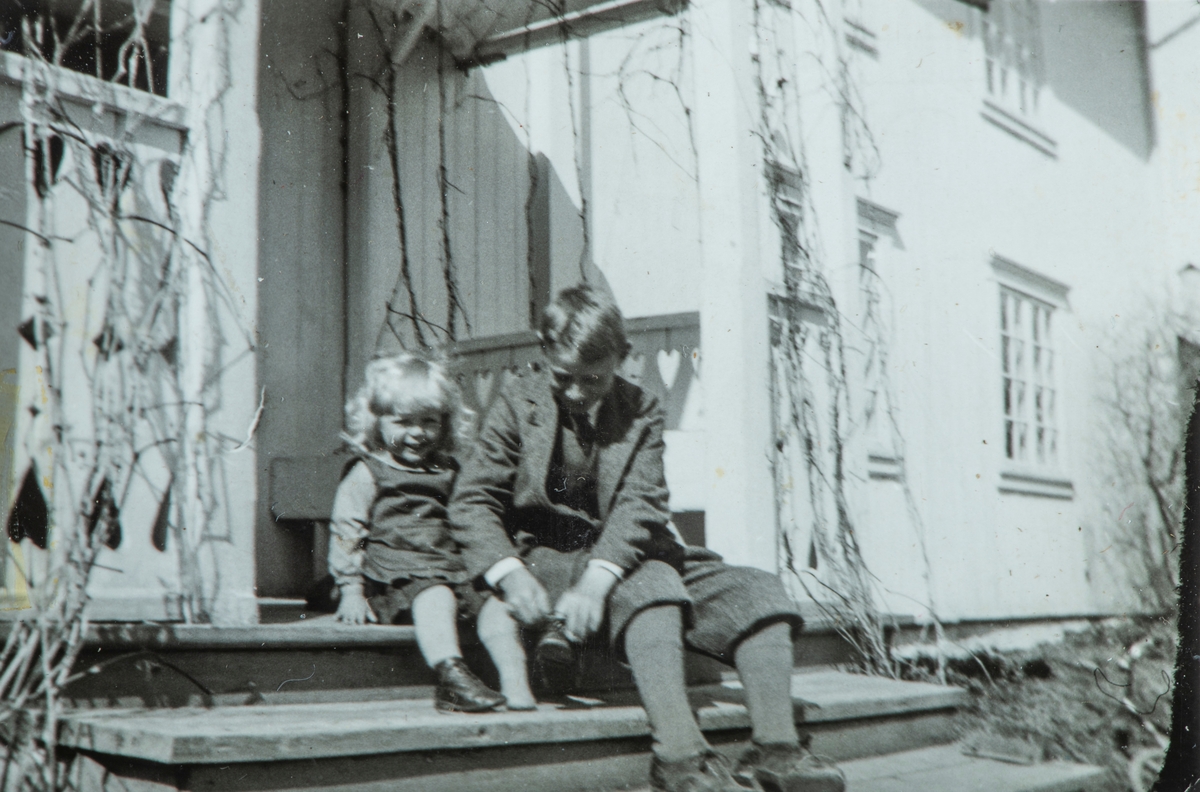 Øvre Tomter (60/1). Helge Andreas Karset og niesa Helga Prestrud på trappa på Øvre Tomter.