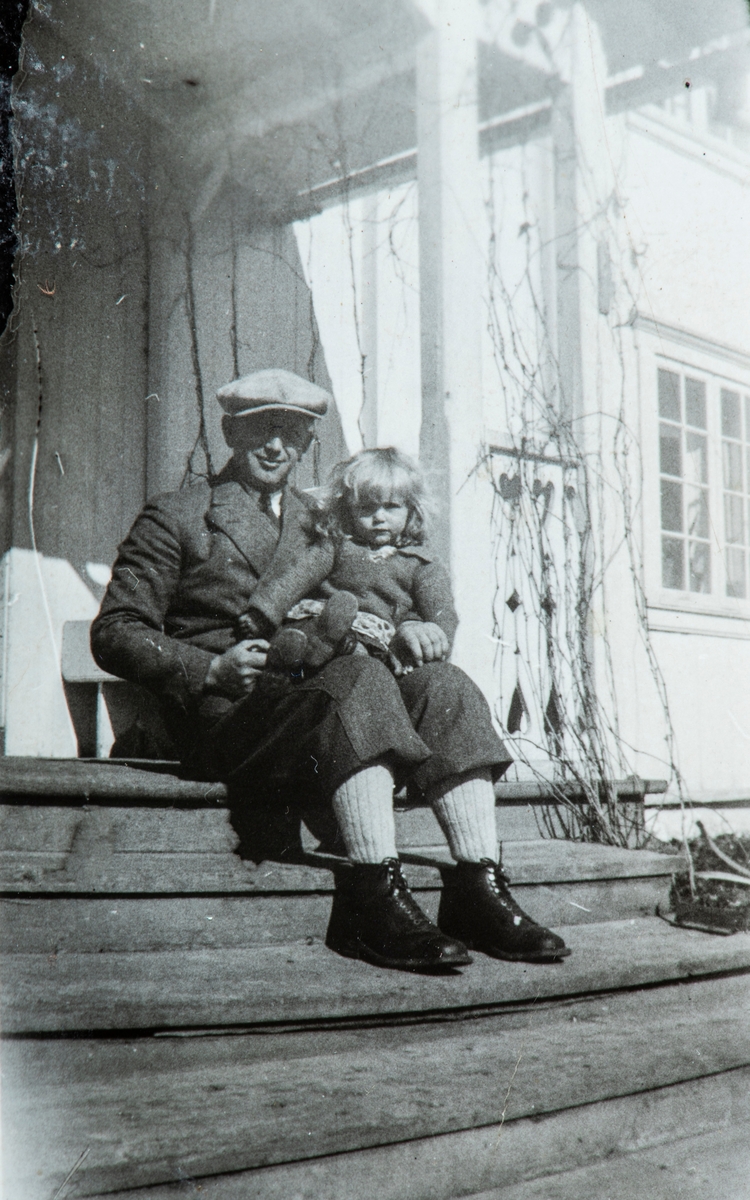 Øvre Tomter (60/1). Helge Prestrud med eldste dattera Helga på trappa på Øvre Tomter.