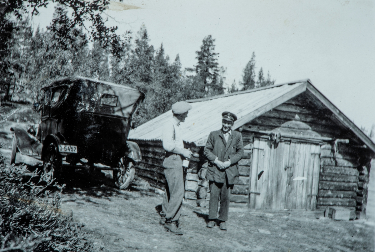 Bil med registrerings nummer D-5452, 2 ukjente menn. Mann med sjåføruniform.