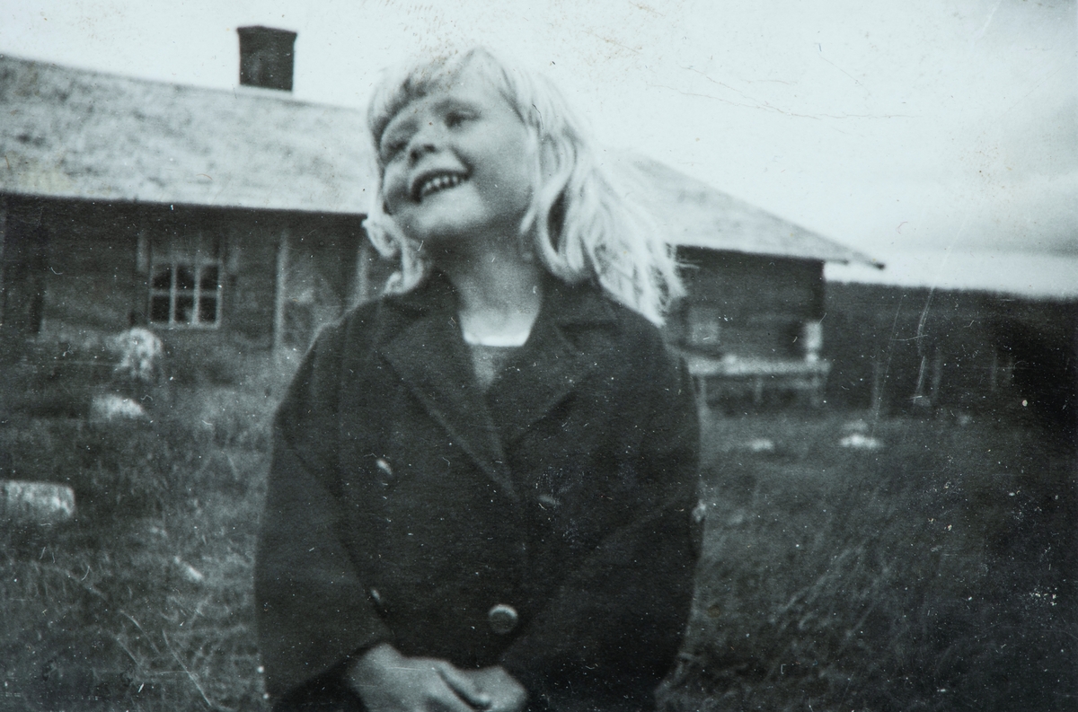 Øvre Tomter (60/1). Helga Prestrud (f. 1931) på Lavlia.