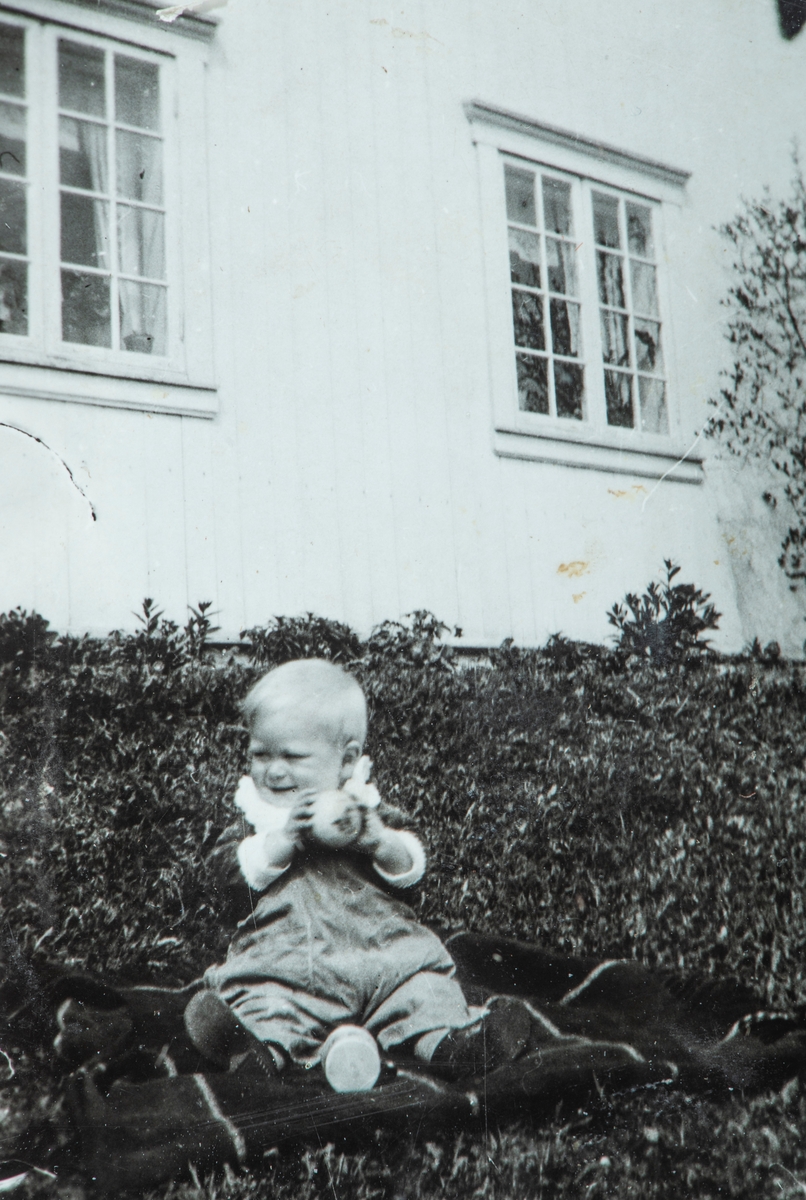 Øvre Tomter (60/1). Helge Andreas Prestrud (f.1932) i solveggen foran hovedbygningen på Øvre Tomter.