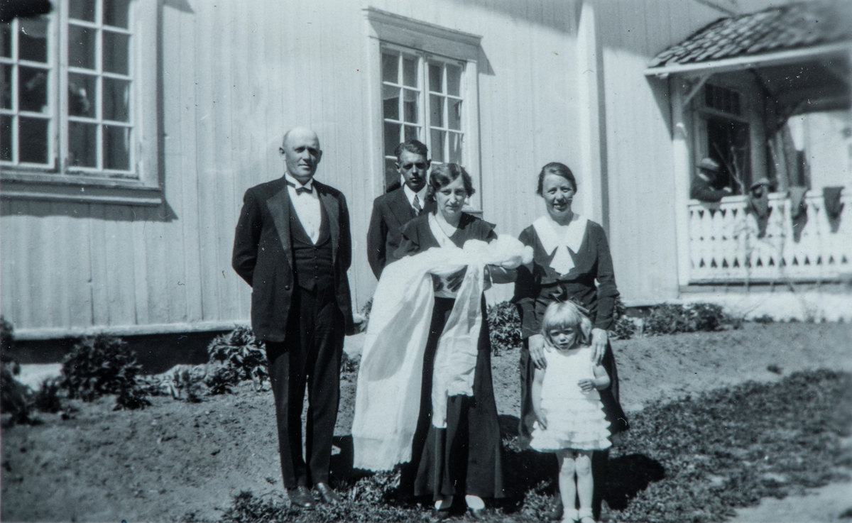Øvre Tomter (60/1). Ingolf Prestruds barnedåp på Øvre Tomter 26.5.1935.  Ingolf (f. 1.3.1935, d. 21.10.1935) Fadderne Einar Frogner, Helge Prestrud (far), dåpsbarnet båret av Ingeborg Lunde på Ring (f. Karset), Olea Lunde (f. Karset).