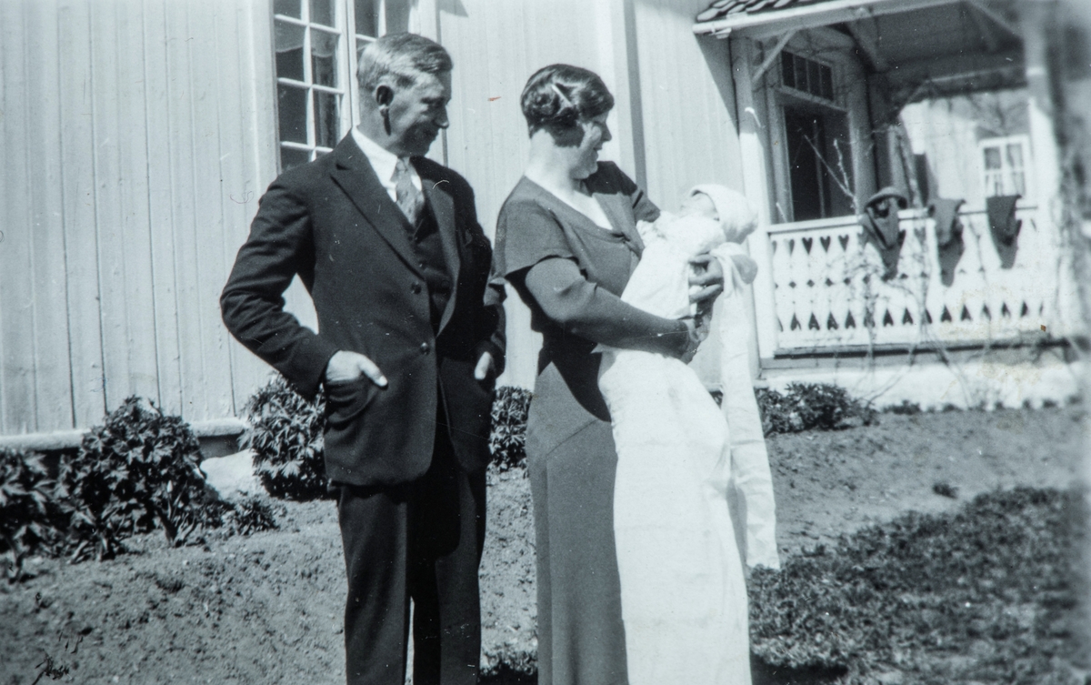 Øvre Tomter (60/1). Ingolf Prestruds barnedåp 26.5. 1935. Ingolf (f. 1.3.1935, d. 21.10.1935)  Mor Pauline Prestrud og far Helge Prestrud.