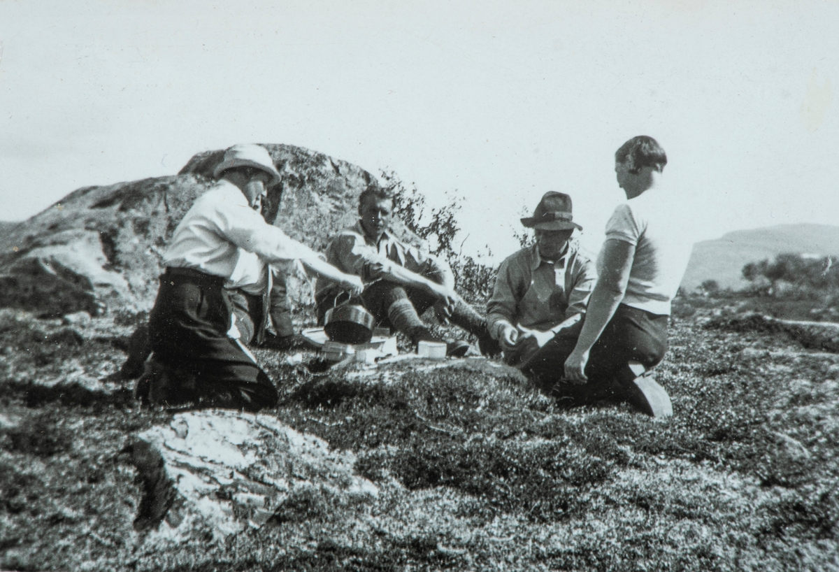 Øvre Tomter (60/1). Familiene på Karset, Helstad, Nashaug og Bjørtomten var ivrige sportsfiskere. Fra 1920-tallet var målet for fisketurene alltid Sømådalen.