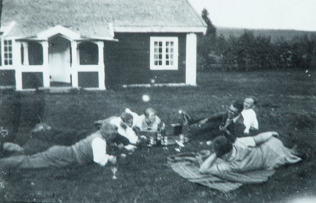 Øvre Tomter (60/1). På fisketur i Sømådalen. Familiene Karset, Mangerud på Bjørtomten og Øvre Tomter var ivrige sportsfiskere.