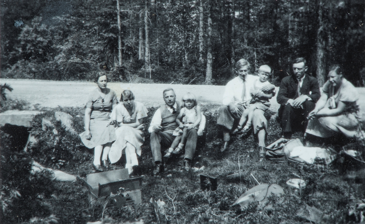 Familiene Karset, Mangerud på Bjørtomten og Prestrud på Øvre Tomter på veg til fisking i Sømådalen på 1930-tallet.  Alle var ivrige sportsfiskere. Fra venstre: Signe Lang-Ree, Olaug gift Hagen, Gustav Lang-Ree, Helga Prestrud, Helge Prestrud, Helge Andreas Prestrud på fanget, Kristian Karset, Pauline Prestrud.