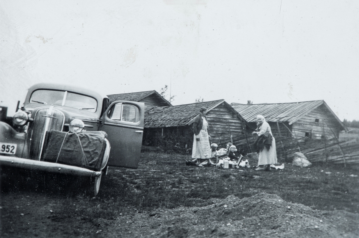 Øvre Tomter (60/1). Karset (63/1). Familiene Karset, Mangerud på Bjørtomten og Prestrud på Øvre Tomter på veg til fisking i Sømådalen på 1930-tallet.  De var alle ivrige sportsfiskere. Framkomstmidlet var bilen på Karset.
