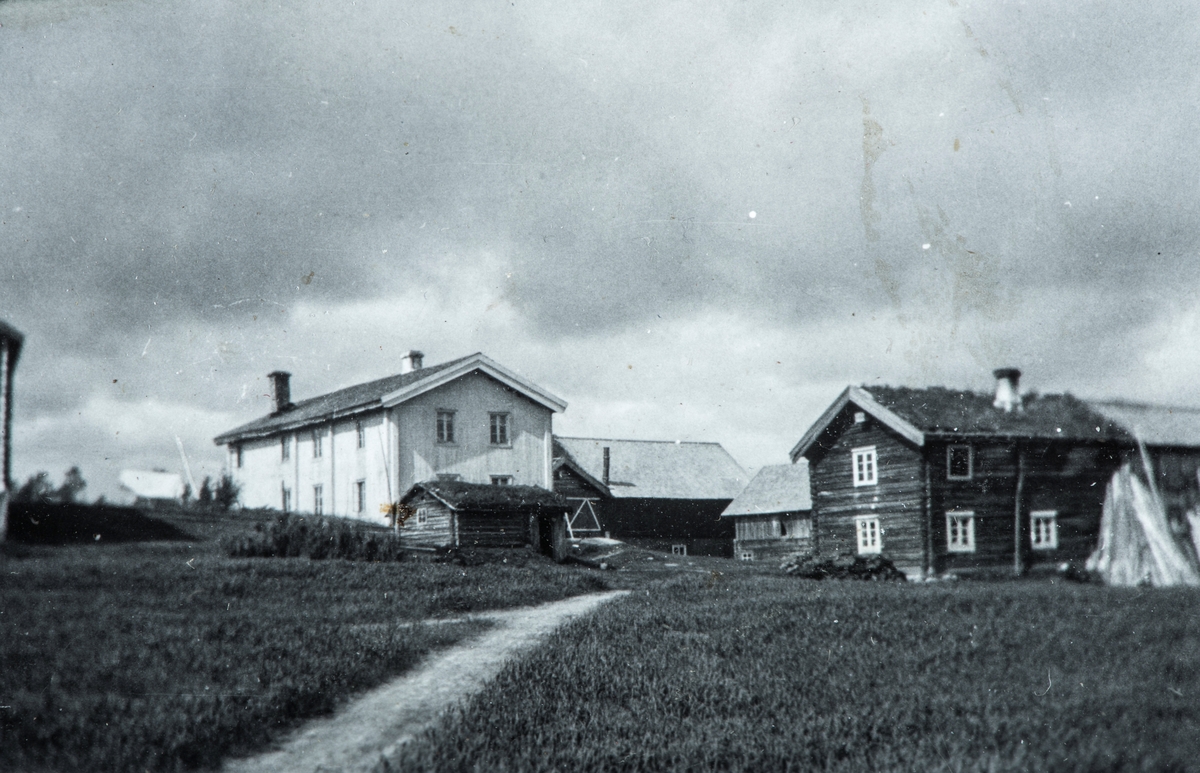 Øvre Tomter (60/1). Søre Joten i Engerdal var fast overnattingsted under fisketurene i Sømådalen for familiene på Karset, Mangerud og Prestrud i 1930 åra.
