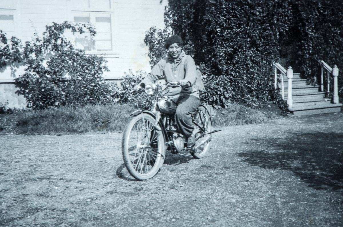 Øvre Tomter (60/1). Olea Karset, gift Lunde i Romedal. Hun var helsesøster og kjøpte seg motorsykkel for å komme raskere rundt til sine pasienter.  Her er hun på besøk på Øvre Tomter hos søstera si Pauline Prestrud.