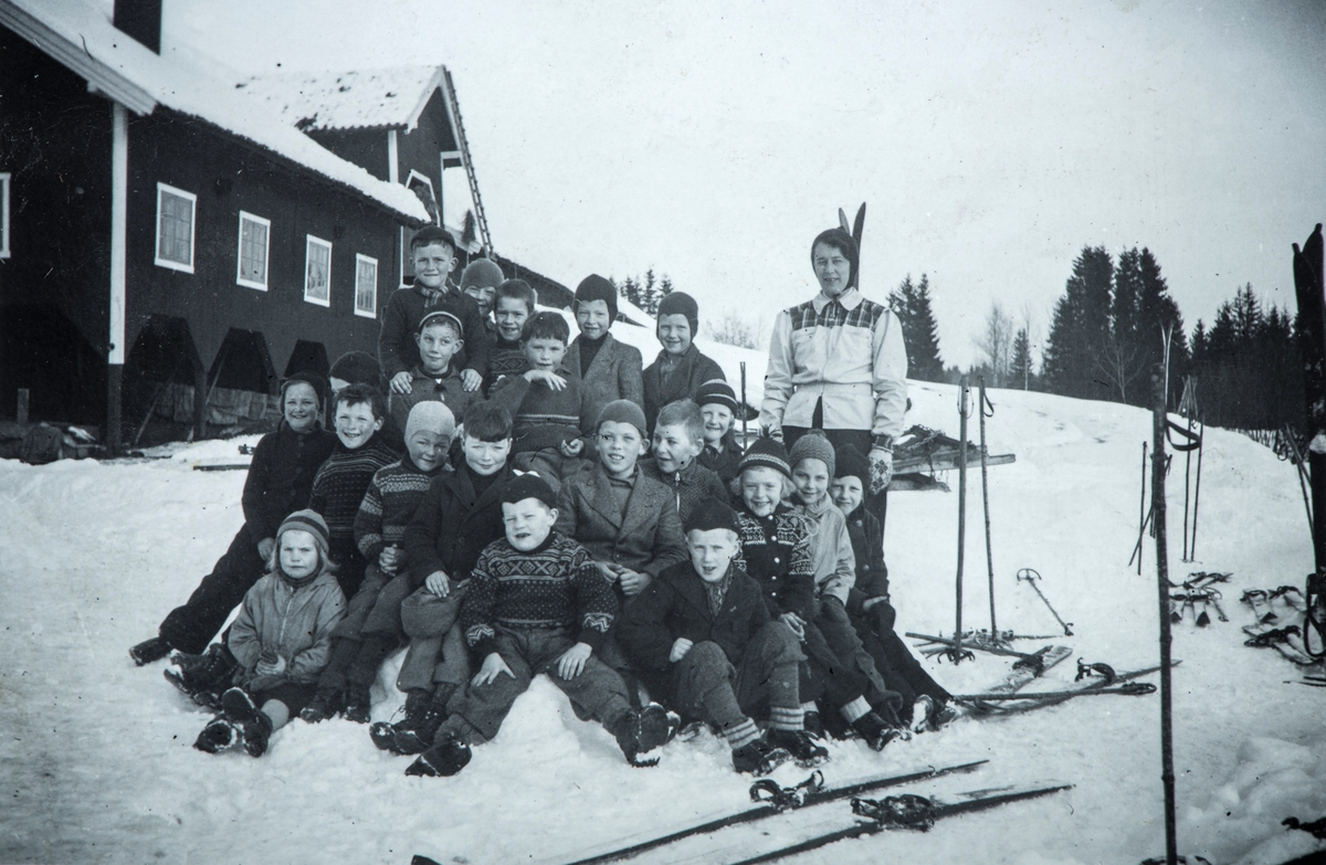 Øvre Tomter (60/1). Helga Prestruds barneskoleklasse på skitur til Øvre Tomter ca. 1940. Helga nr. 3 fra høgre i 2. rekke.