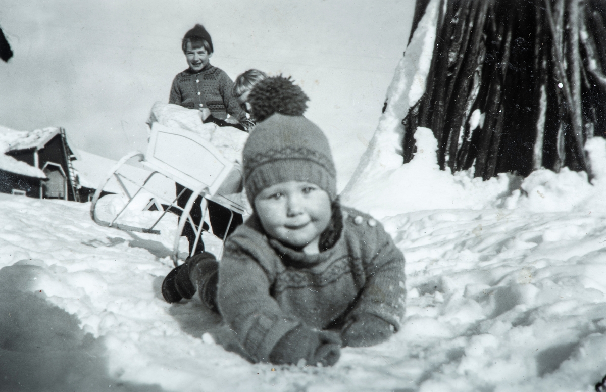 Øvre Tomter (60/1). Kristen Prestrud foran i snøen.  Martha Tomter og Helga Prestrud med Kristens barnesluffe på tunet på Øvre Tomter.