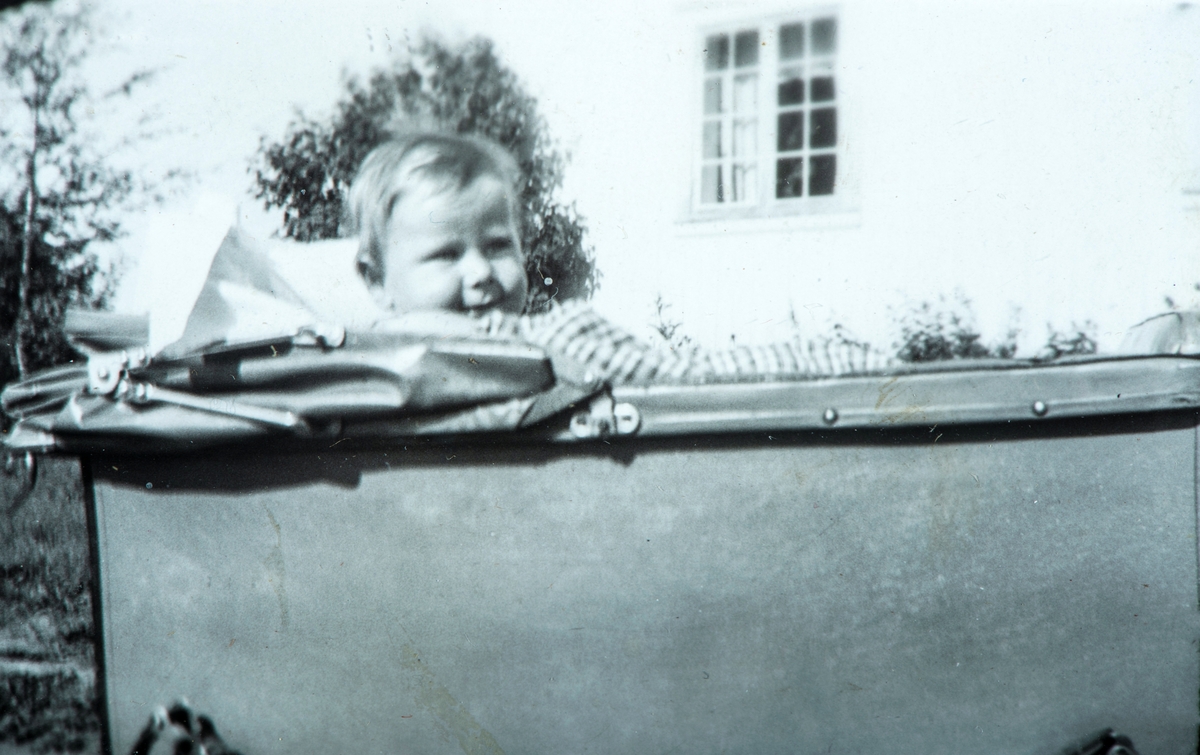 Øvre Tomter (60/1). Kristen Prestrud i barnevogn foran hovedbygningen 1938.