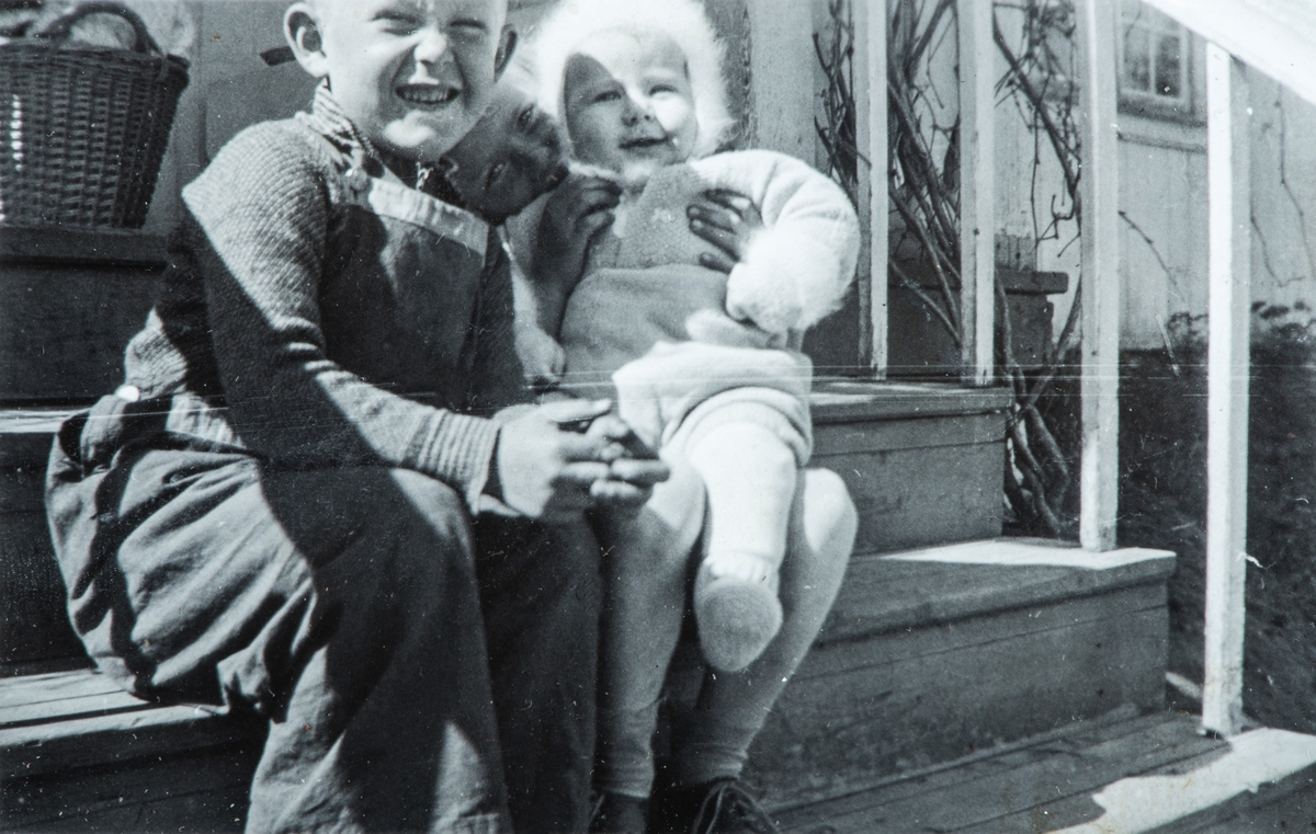 Øvre Tomter (60/1). Kristen Prestrud og lillesøster Ragnhild Prestrud på trappa til hovedbygningen. 1947.
