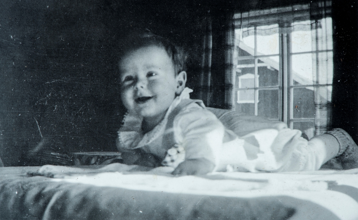 Øvre Tomter (60/1). Kristen Prestrud på stellebord i stua på Øvre Tomter i 1938.