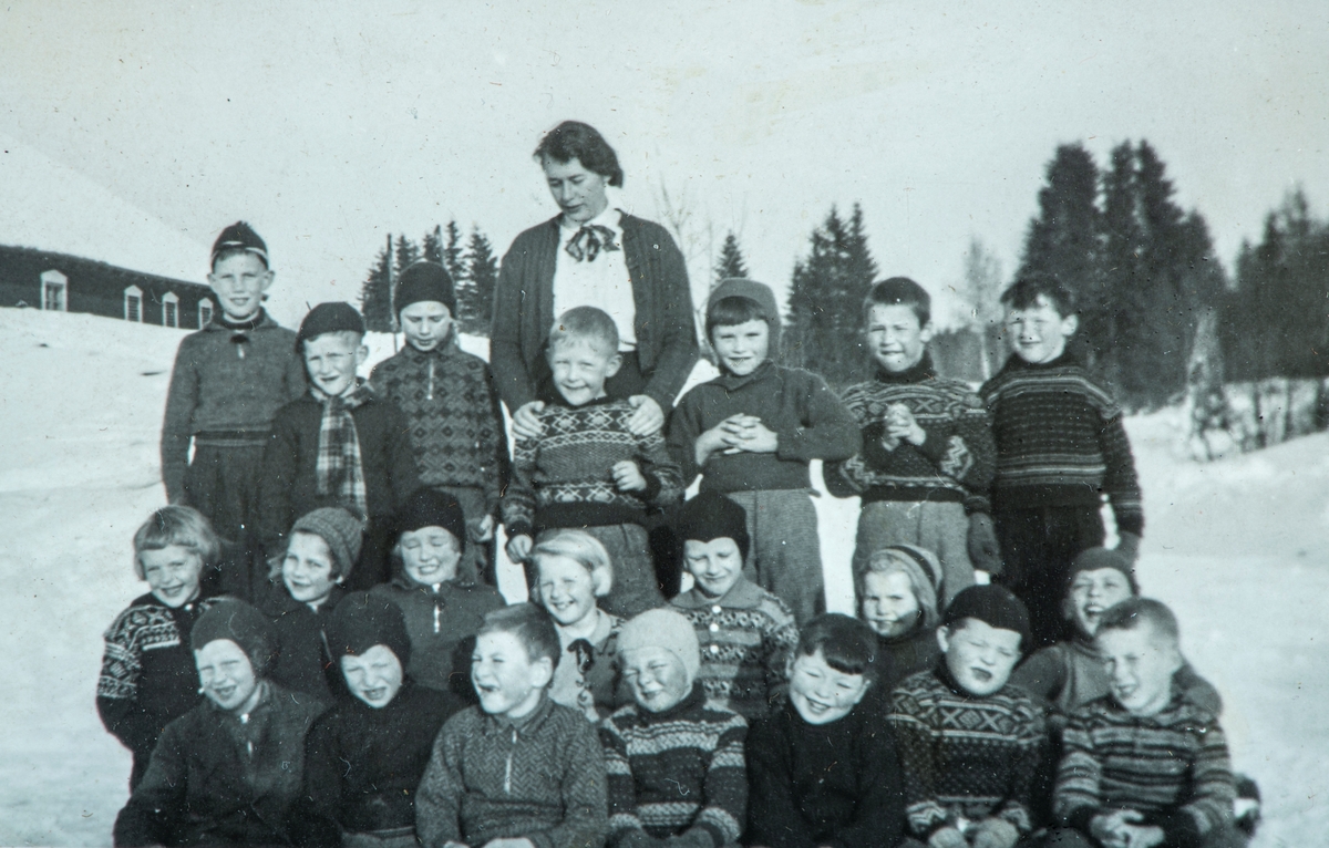 Øvre Tomter (60/1). Helga Prestruds barneskoleklasse på besøk på Øvre Tomter ca. 1940. Helga t.v. i 2. rekke.