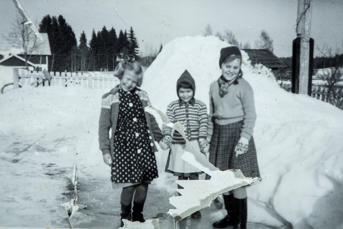 Øvre Tomter (60/1).  Fra v: Ragnhild Prestrud og søstrene Hagen som bodde i drengestua på Øvre Tomter.  Vinter, snø.