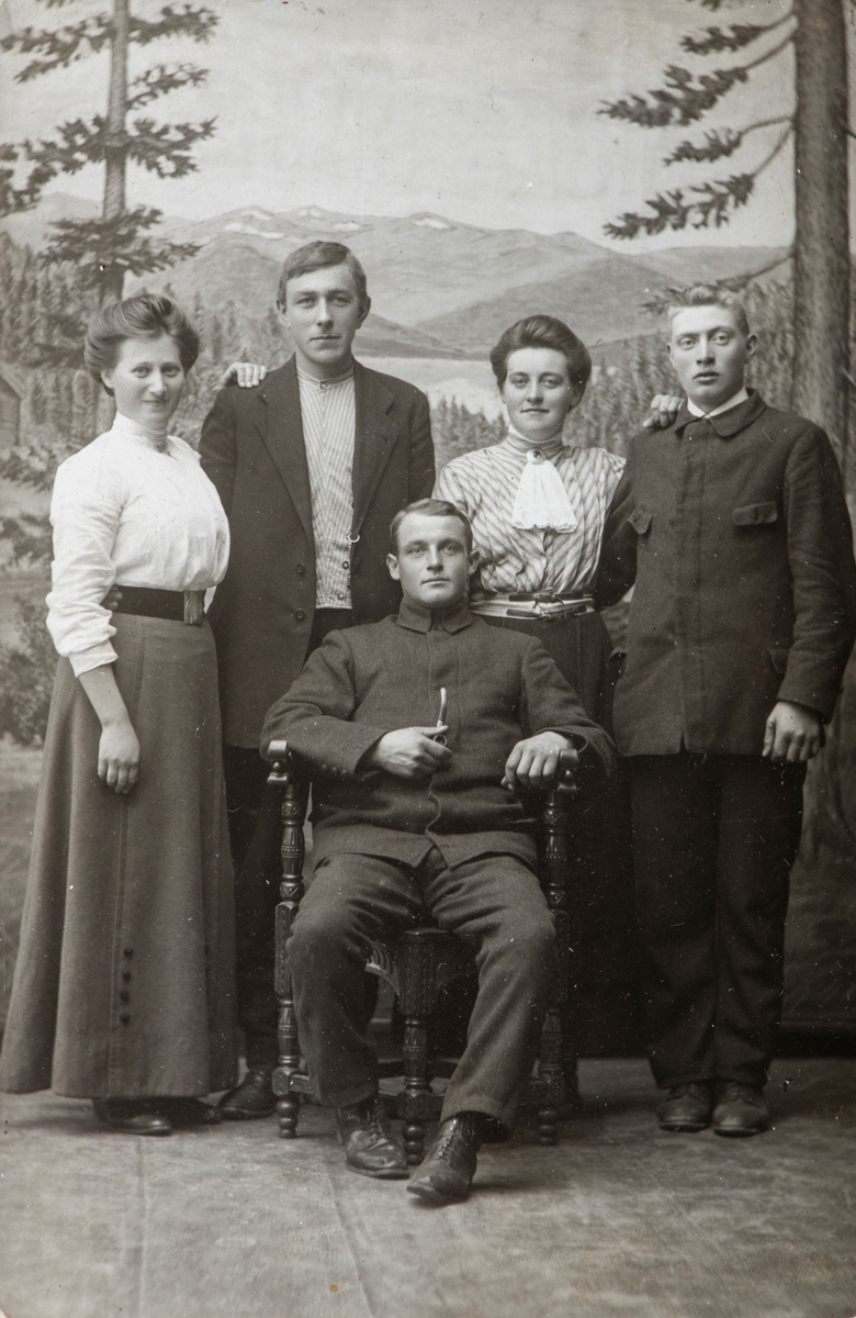 Gruppe 5. Usikkert. Fv: Jorun Tomter,  ?,  Anne Tomter, ?,? Døtre av Halvor og Martha Tomter som var pedeller på Lunden skole fra slutten på 1930-tallet til ut på 1960-tallet.