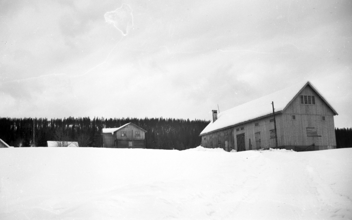 Hus.Vinter.
Skrevet på konvplutt: Sønsthagen, Lunde, Osen.