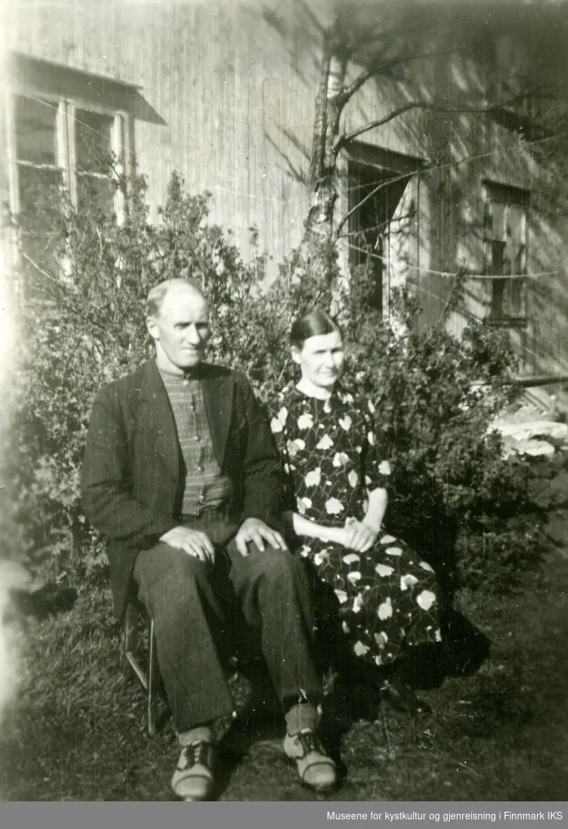 Ektepar Johan og Undine Eriksen utenfor huset i Myklebostad, Ofoten. Familien ble evakuert dit høsten 1944.