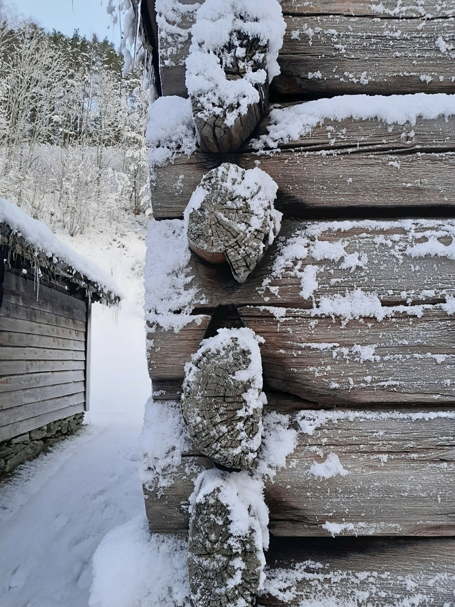 Tømta bygning i to rom, samt skot på eine sida i reisverk.  
Delvis kledd med liggande panel. Spor av takmåleri. Raudt og svart, renessansekasettar og rosettar. I ein takbjelke er det innskåre 1593.