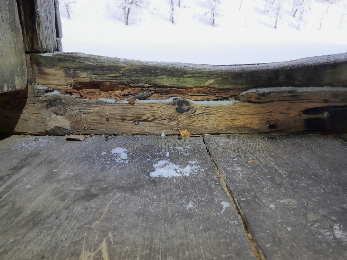 Tømta bygning i to rom, samt skot på eine sida i reisverk.  
Delvis kledd med liggande panel. Spor av takmåleri. Raudt og svart, renessansekasettar og rosettar. I ein takbjelke er det innskåre 1593.