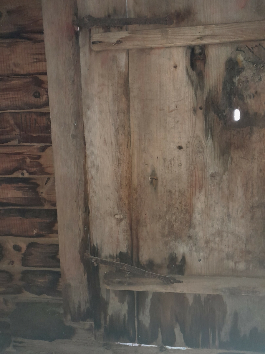 Tømta bygning i to rom, samt skot på eine sida i reisverk.  
Delvis kledd med liggande panel. Spor av takmåleri. Raudt og svart, renessansekasettar og rosettar. I ein takbjelke er det innskåre 1593.