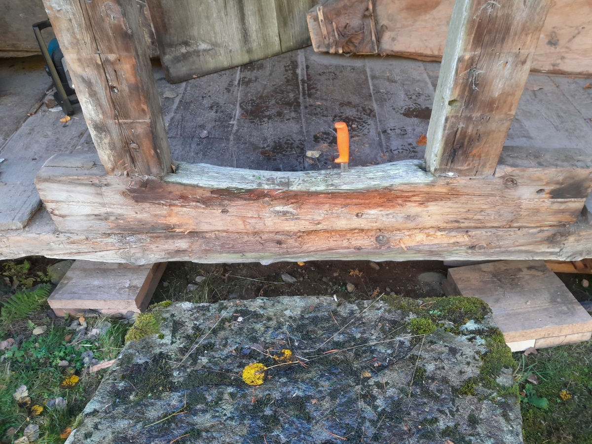 Tømta bygning i to rom, samt skot på eine sida i reisverk.  
Delvis kledd med liggande panel. Spor av takmåleri. Raudt og svart, renessansekasettar og rosettar. I ein takbjelke er det innskåre 1593.