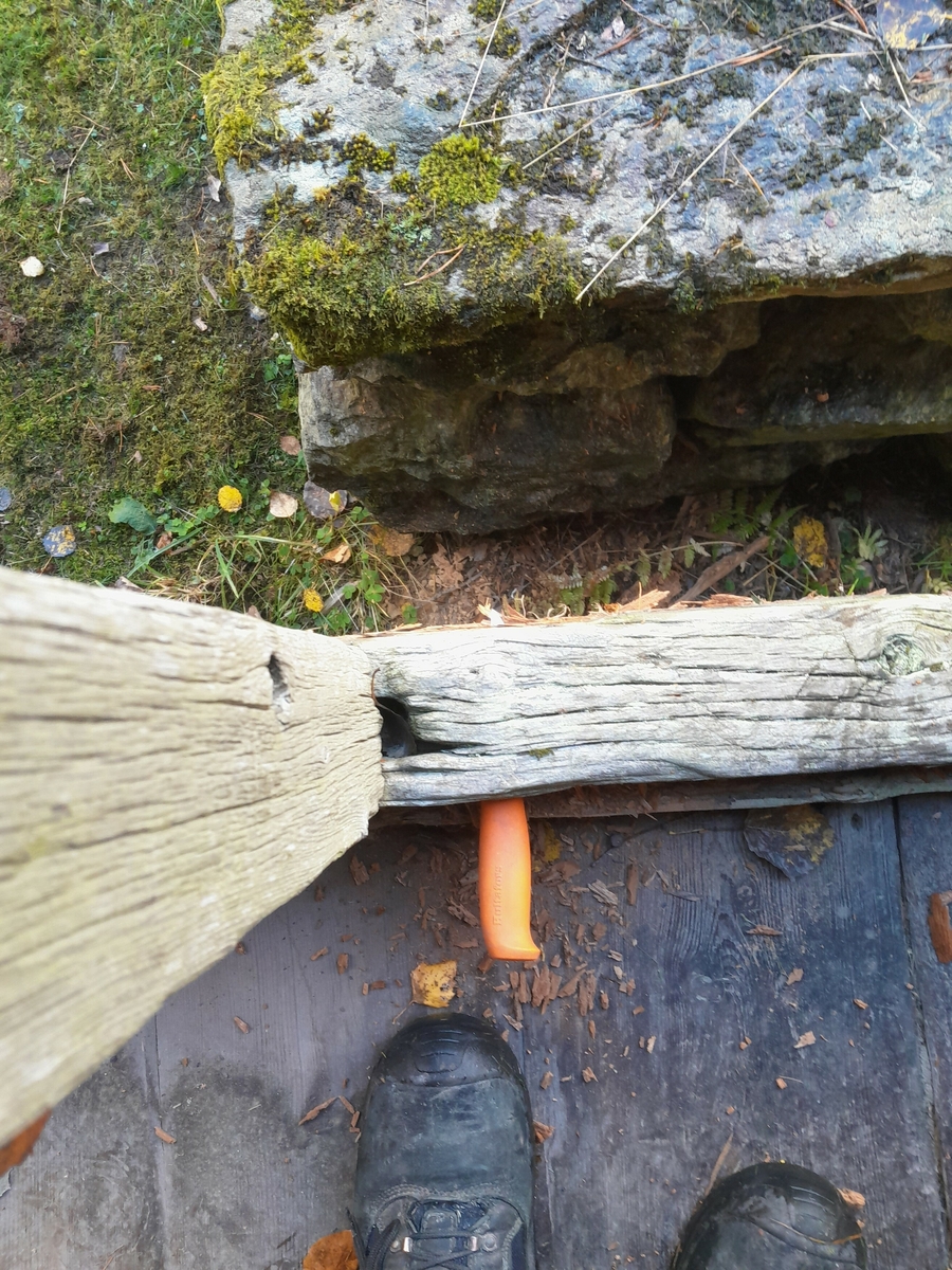 Tømta bygning i to rom, samt skot på eine sida i reisverk.  
Delvis kledd med liggande panel. Spor av takmåleri. Raudt og svart, renessansekasettar og rosettar. I ein takbjelke er det innskåre 1593.