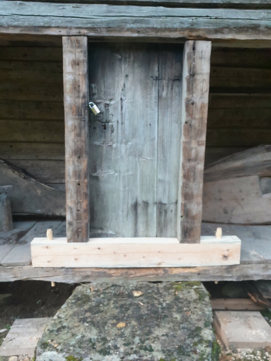 Tømta bygning i to rom, samt skot på eine sida i reisverk.  
Delvis kledd med liggande panel. Spor av takmåleri. Raudt og svart, renessansekasettar og rosettar. I ein takbjelke er det innskåre 1593.