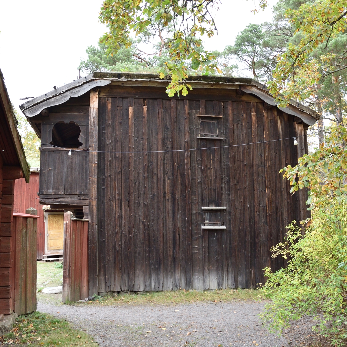 Yrstatorpsboden på Bergsmansgården är en tvåvånig timrad loftbod med öppen svalgång. Fasaden är omålad och delvis klädd med stående panel. Taket är ett valmat torvtak med tätskikt av näver. 

Byggnaden har tre bodar samt portlider i bottenvåningen samt fyra bodar på övervåningen. En trappa leder upp till svalgången och övervåningen.

Yrstatorpsboden kommer från Vikers kapellförsamling i Nora bergslag i västra Västmanland och är troligen uppförd under 1700-talets senare del. Den skänktes av Dalkarlsbergs Aktiebolag och flyttades till Skansen 1926. (Litteratur)(Arkiv)