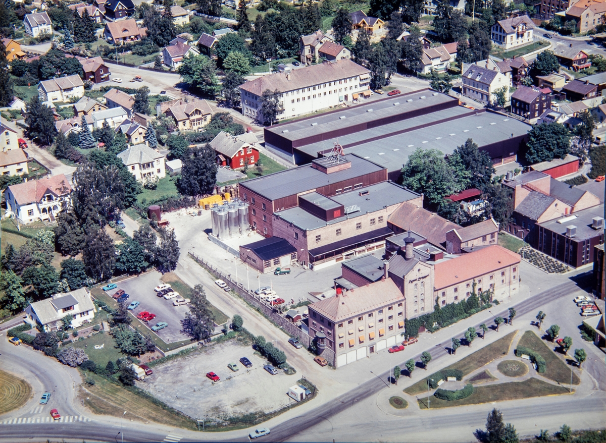 Hamar, flyfoto, Vestbyen, Hamar Bryggeri med lagerbygninger, Storhamargata, i 1988 ble bryggeriet innlemmet i Nora Industrier og skiftet navn til Hamar Lillehammer Bryggeri og ble nedlagt i 1993, Bryggeriparken,