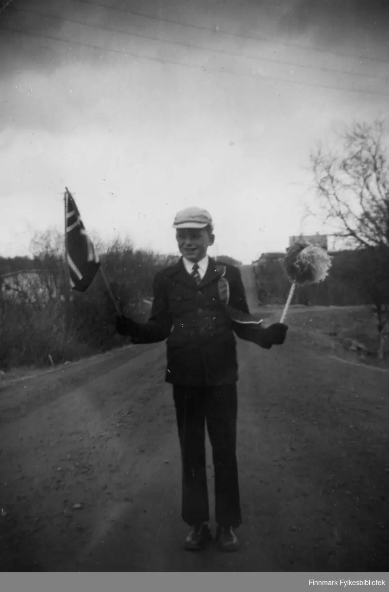 Steinar Moen utenfor bakeriet i Varangerbotn i 17. mai, 1958.