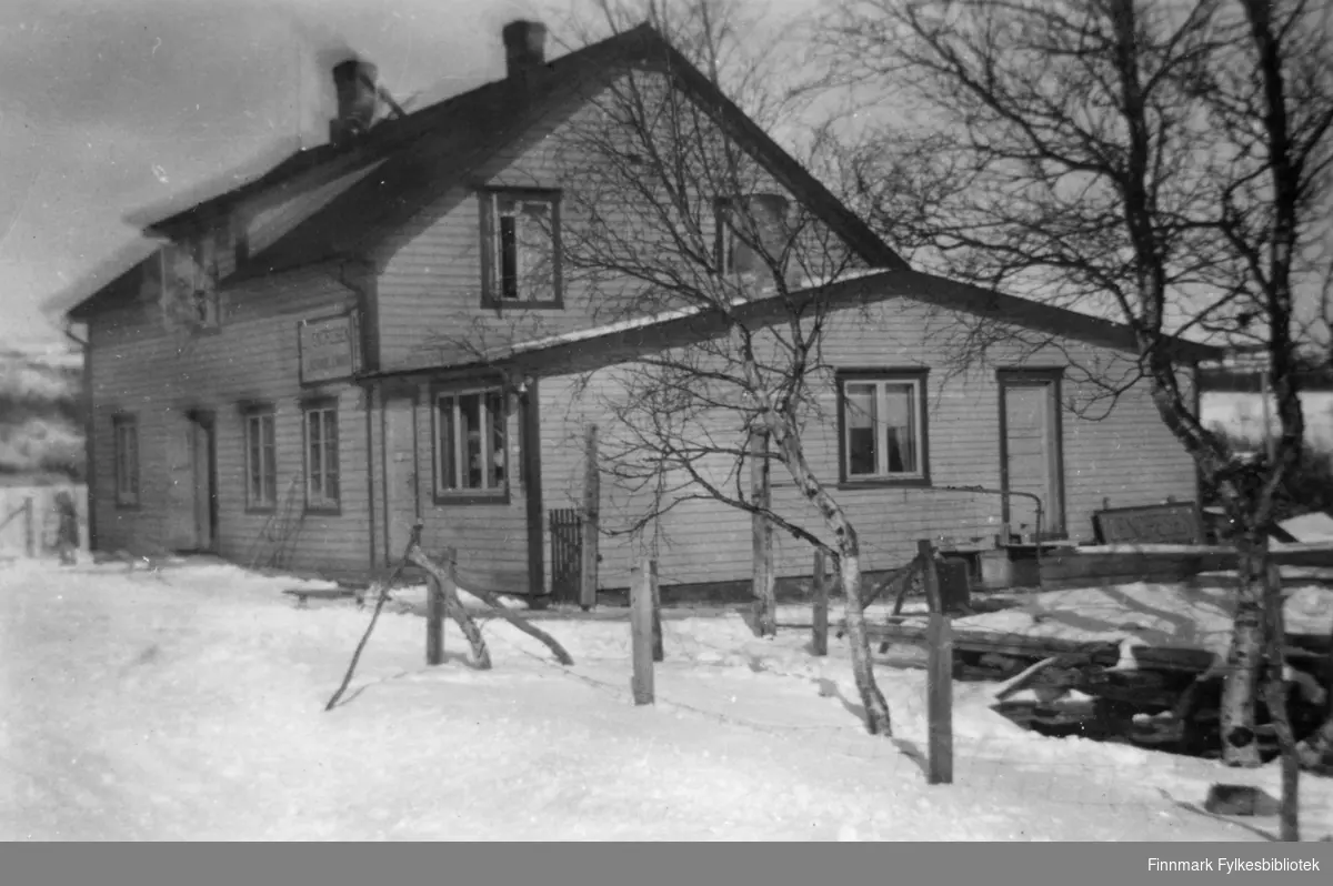 Det var Julius Endresens bakeri til 1957 i Varangerbotn helt til han døde. Thorleif Mikkelsen drev bakeriet etter det.