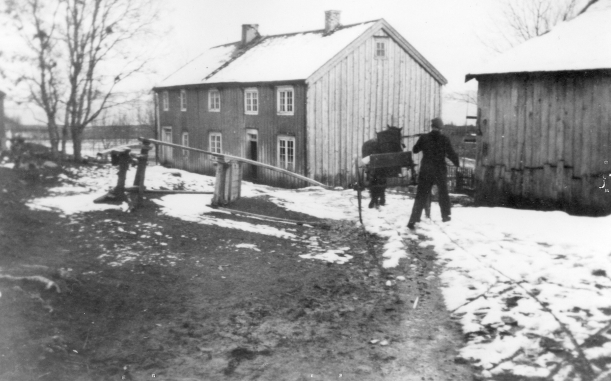 Gårdstun - Sørgården, Akset, Sandstad, Hitra. Mann med hest og vogn mellom husene.